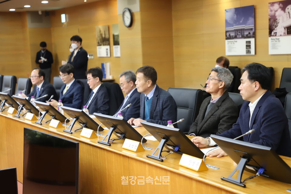 오른쪽 네번째부터 한양대 김우승 총장, 前 현대종합특수강 정순천 대표, 으뜸철강 황상돈 대표, 으뜸철강 장병훈 상무