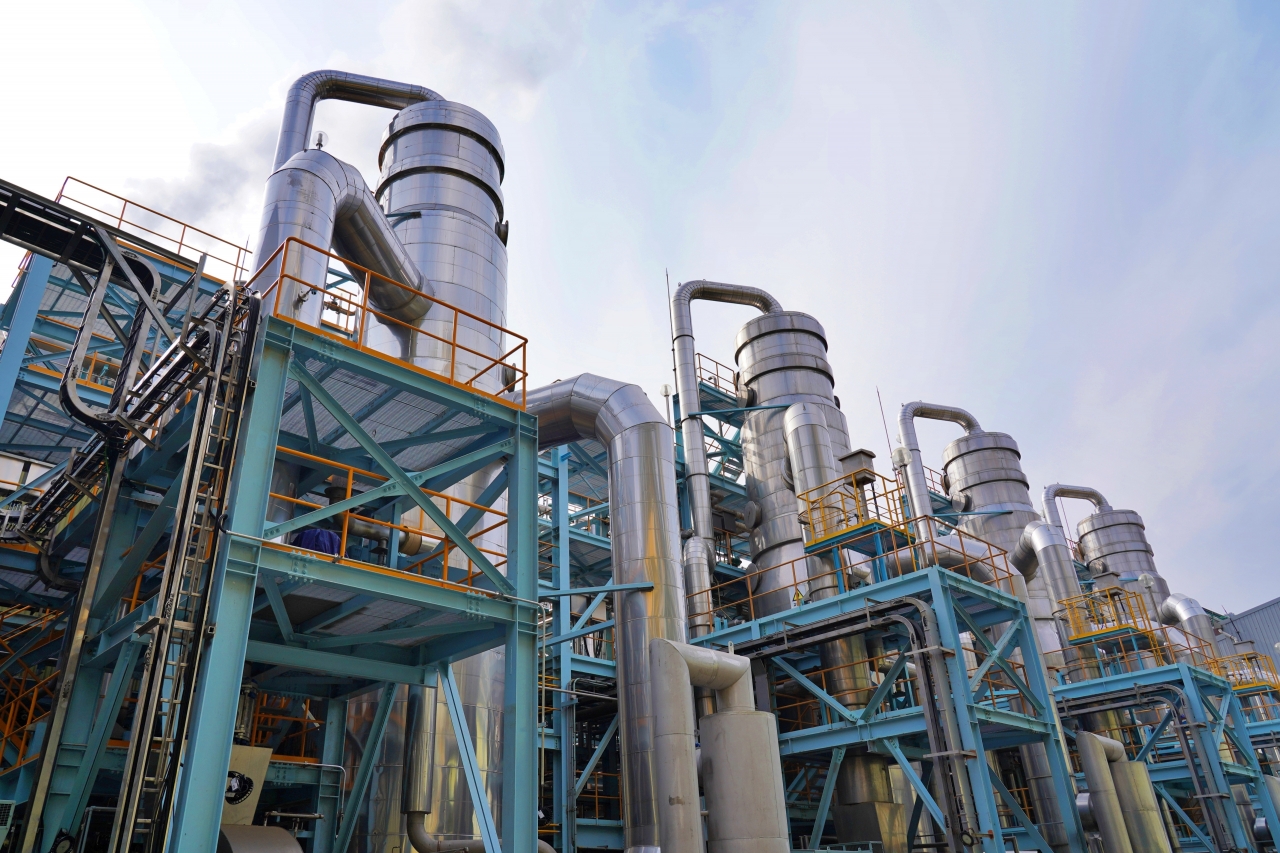 경북 봉화군 ㈜영풍 석포제련소의 ‘폐수 재이용 시설(무방류 시스템)’ 전경. 은색 원통 모양의 증발농축기 4대 중 오른쪽 3대는 2021년 완공한 1차 도입 설비이며, 왼쪽 1대가 곧 완공을 앞둔 2차 도입 설비다.