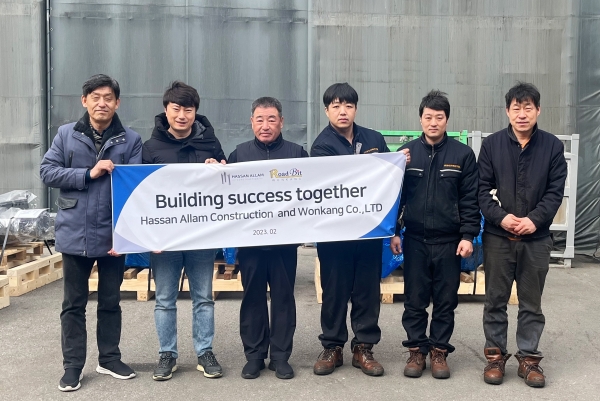 원강이 이집트 하산 알람 컨스트럭션과 협력하기로 하고 기념촬영하고 있다. (사진=원강)