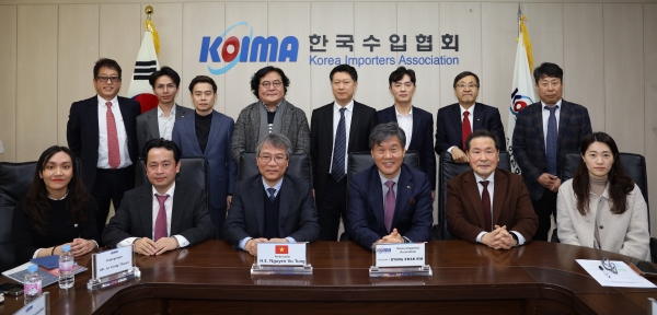수입협회의 주한 베트남 대사 내방 기념촬영. (사진=수입협회)