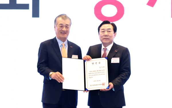 김기문 중기중앙회장의 제27대 회장 연임 기념촬영. (사진=중기중앙회)