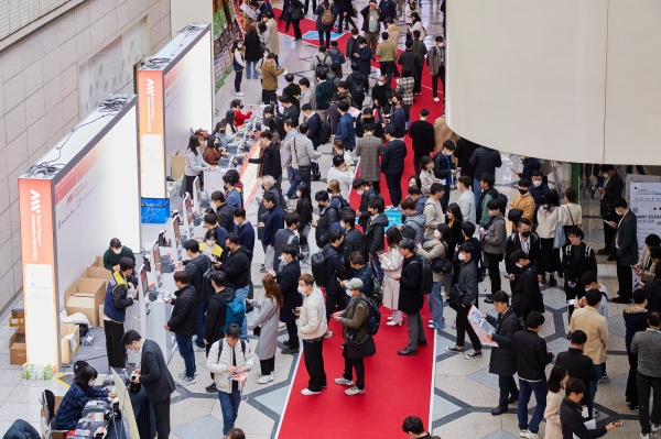 스마트공장·자동화산업전을 관람하기 위해 긴 줄을 서고 있는 참관객들. (사진=써니사이드)