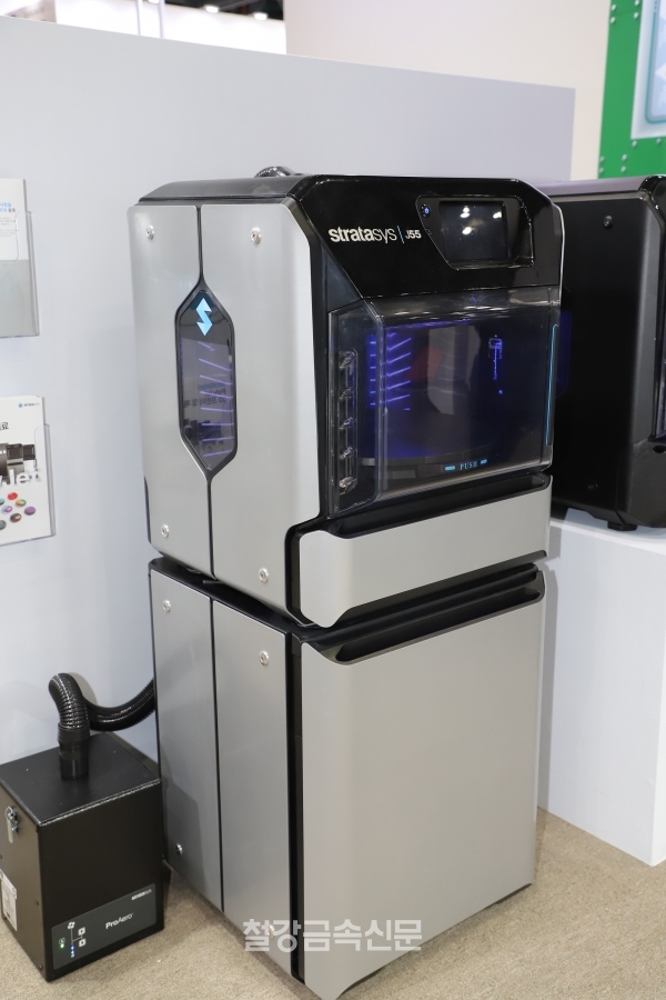 스트라타시스의 폴리젯 3D프린터 ‘J55 프로’. (사진=철강금속신문)