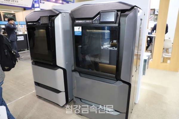 스트라타시스의 3D프린터 ‘F370(좌)’ 및 ‘F370 CR(우)’