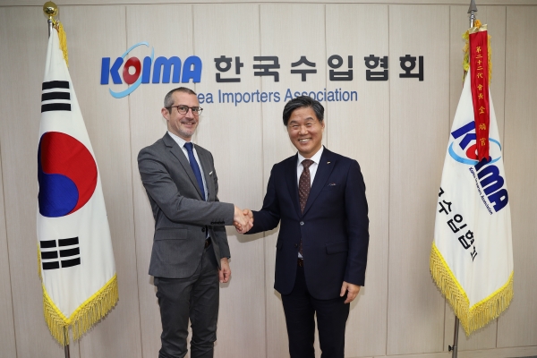 주한 슬로베니아 대사의 수입협회 내방 기념촬영. (사진=수입협회)