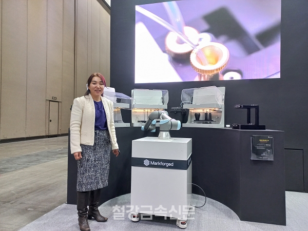 코봇과 3D프린터로 구성된 '스마트 팜'을 소개하는 백소령 마크포지드 한구지사장. (사진=철강금속신문)