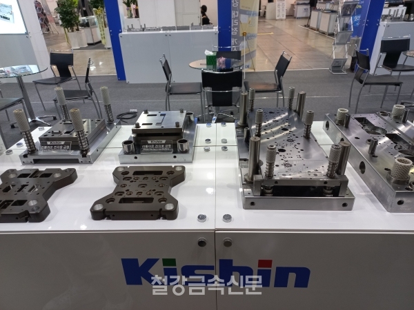 기신정기의 리튬이온전지용 금형(좌)과 모터코어 다이세트(우). (사진=철강금속신문)
