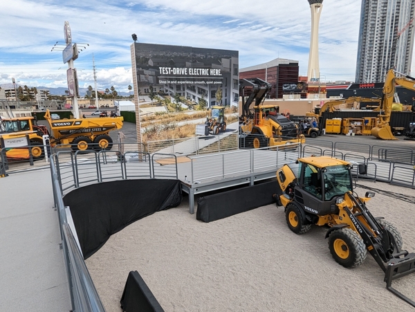 볼보건설기계는 '북미 CONEXPO 2023'에서 지속가능한 업계 전환을 위한 차세대 건설기계 솔루션을 공개했다. (사진=볼보건설기계)