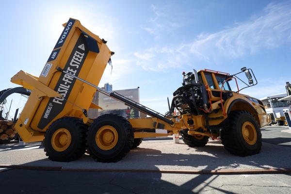 볼보건설기계는 '북미 CONEXPO 2023'에서 무화석 강철로 만든 건설기계 2호기를 북미 고객에게 인도했다. (사진=볼보건설기계)