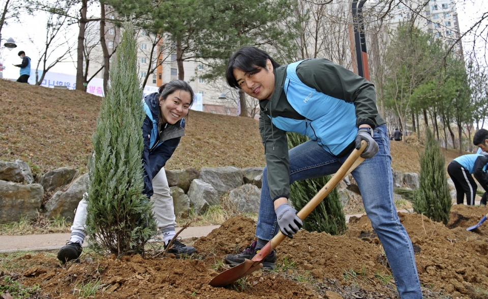 ▲ 현대제철 당진제철소 가족봉사단 꽃나무 식재 행사 장면  (사진=현대제철)