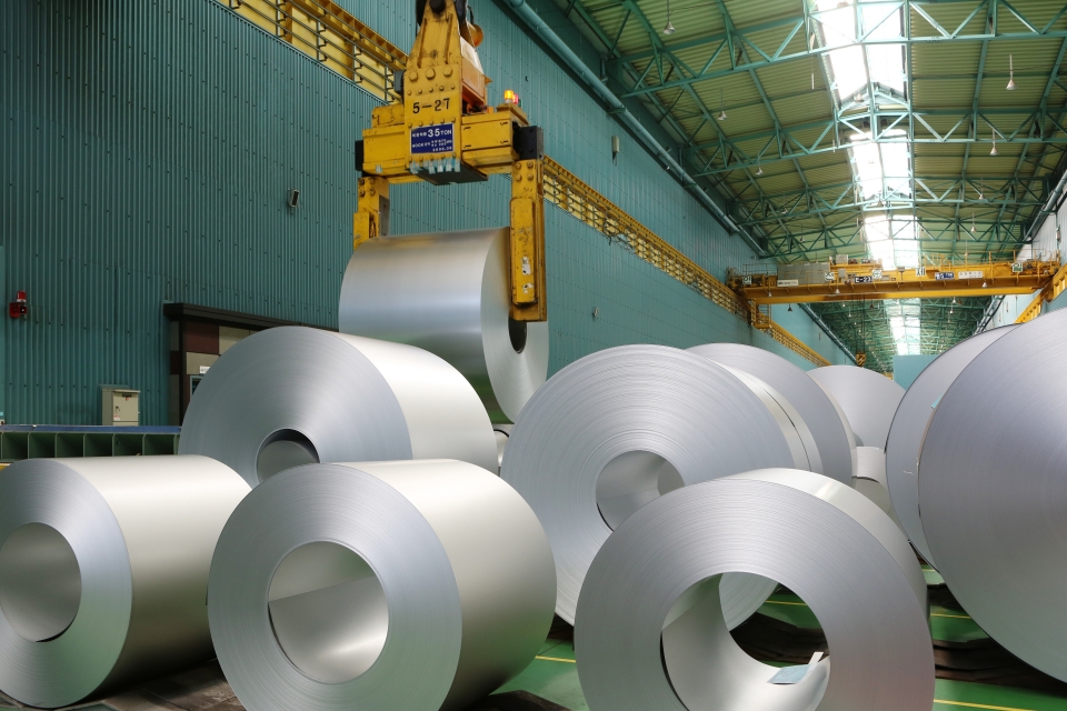 동국제강의 컬러강판 생산은 새카만 열연 코일을 씻어내는 것부터 시작된다. 열연 코일을 세척한 후 전해청정-소둔-조질압연-정정을 거치면 그제야 원소재인 냉연강판이 나온다. (사진=동국제강)