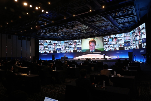 세계 최초로 열린 2021 수소환원제철 국제 포럼에서 토론하는 모습=사진제공 포스코