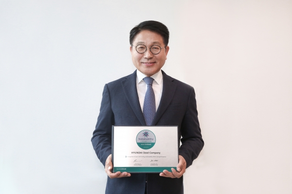 현대제철 안동일 사장이 '2023 WSA 지속가능성 챔피언 인증서'를 들고 기념촬영을 하고 있다. (사진=현대제철)