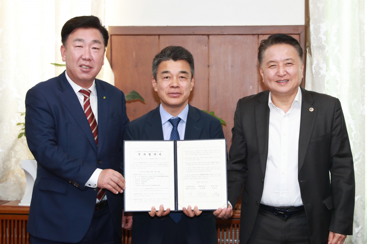 좌측부터 이범석 청주시장, 박찬규 동일알루미늄 대표이사, 김영환 충북지사가 동일알루미늄 신규 공장 투자 협약을 체결했다. (사진=충청북도)