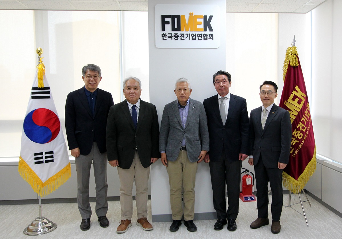 (왼쪽부터) 권종호 한국중견기업학회 회장, 곽관훈 선문대학교 교수, 이동기 서울대학교 명예교수, 한상만 성균관대학교 교수, 이호준 한국중견기업연합회 상근부회장