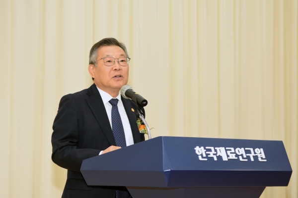 창립 16주년 기념식에서 이정환 원장이 기념사를 하는 모습. (사진=재료연구원)