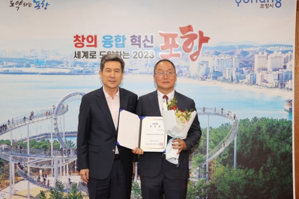 (재)포항금속소재산업진흥원 제6대 김헌덕 원장(사진 오른쪽)이 이강덕 포항시장과 기념촬영을 하고 있다.(사진=포항시)