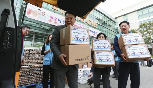 현대제철 당진제철소에서 마련한 선물 상자를 복지 시설 차량에 직접 실어주고 있다. 좌측부터 당진시 오성환 시장, 당진시복지재단 양기림 이사장, 현대제철 김원배 고로사업본부장. (사진=현대제철)