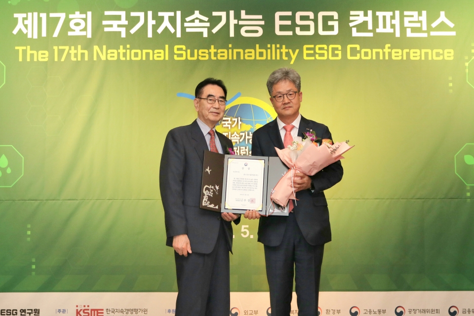 ▲ 윤양수 포스코스틸리온 사장(오른쪽)이 부총리 겸 기획재정부장관상을 수상하고 성대석 한국언론인협회 회장과 기념촬영을 하고 있다. (사진=포스코스틸리온)