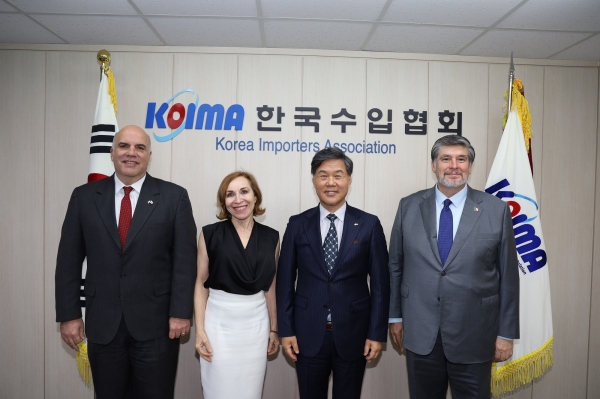 한국수입협회의 중남미 3개국 대사 내방 기념촬영. (사진=무역협회)
