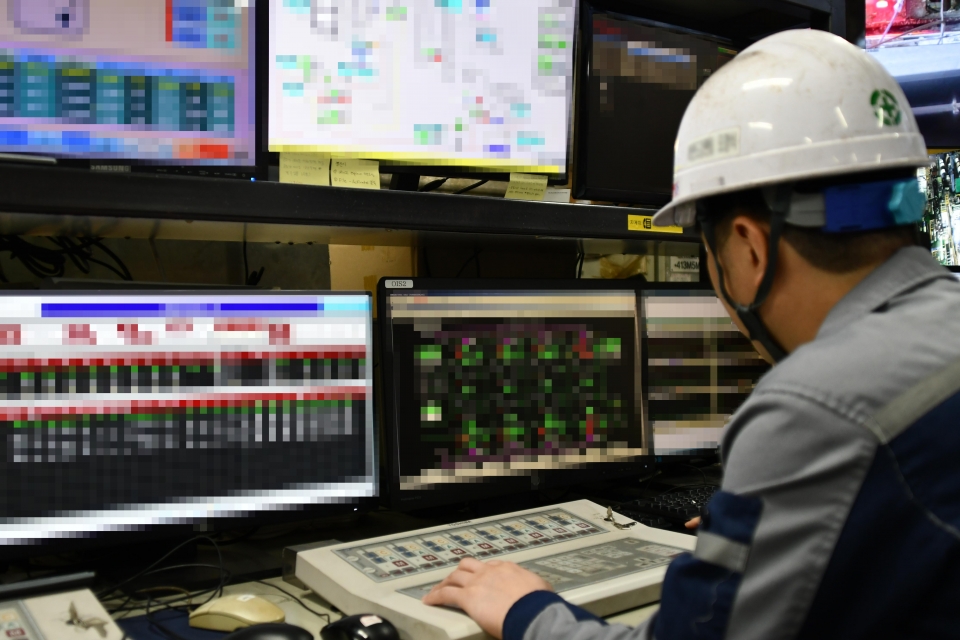 KG스틸 당진공장 연속용융아연도금(CGL) 운전실에서 작업자가 ‘AI 열처리 예측제어 시스템’을 모니터링하는 모습./ KG스틸 제공