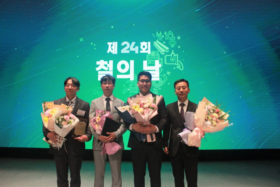 [보도참고사진] KG스틸 임직원, 제24회 철의 날 수상자