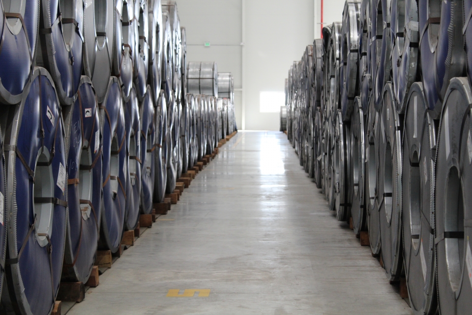 재단(가공)을 기다리고 있는 냉연 코일 제품이 적재된 모습./ 삼우 제공