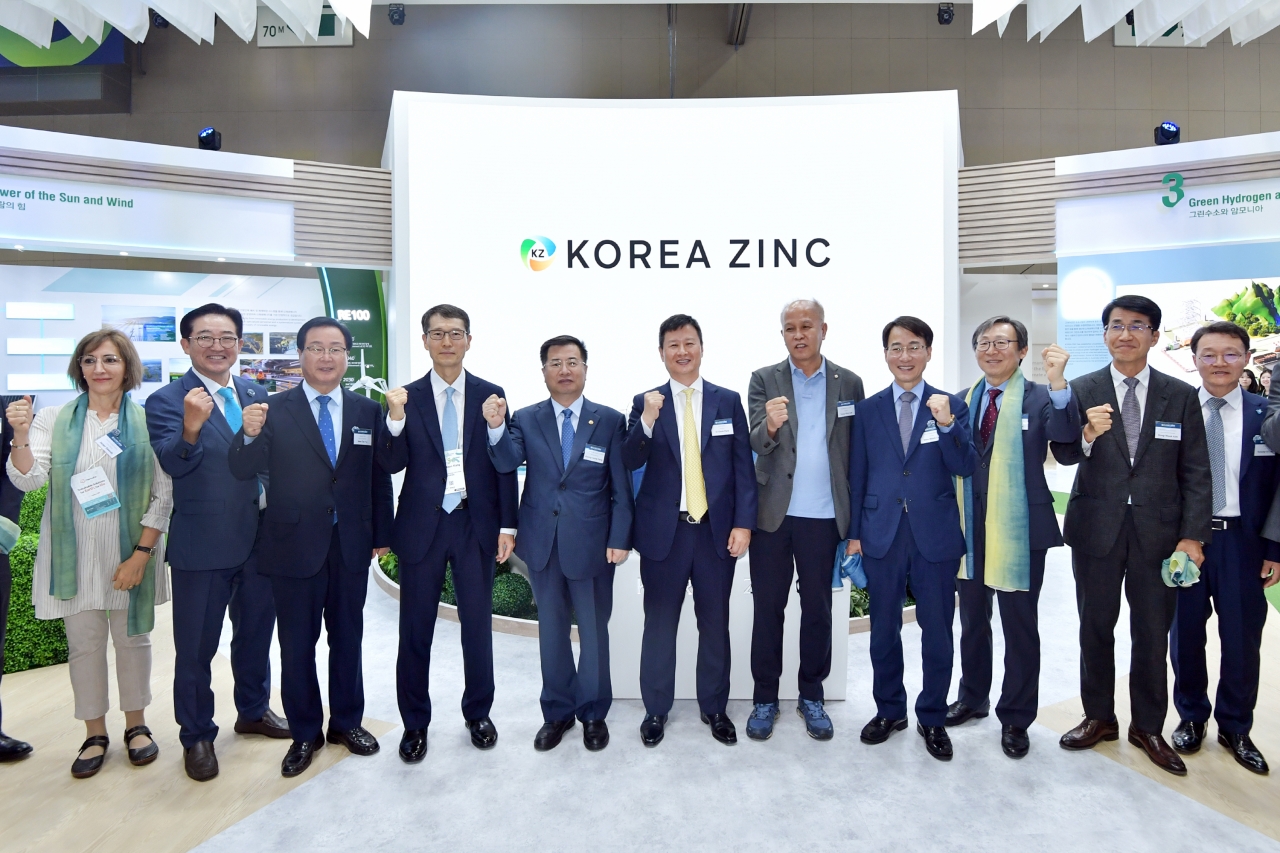 고려아연 2023 H2 MEET 부스 앞에서 고려아연의 박기덕 사장, 강경성 산업부 2차관, 이용우, 이원욱 더불어민주당 의원 등 주요 인사들이 기념 촬영하고 있다.