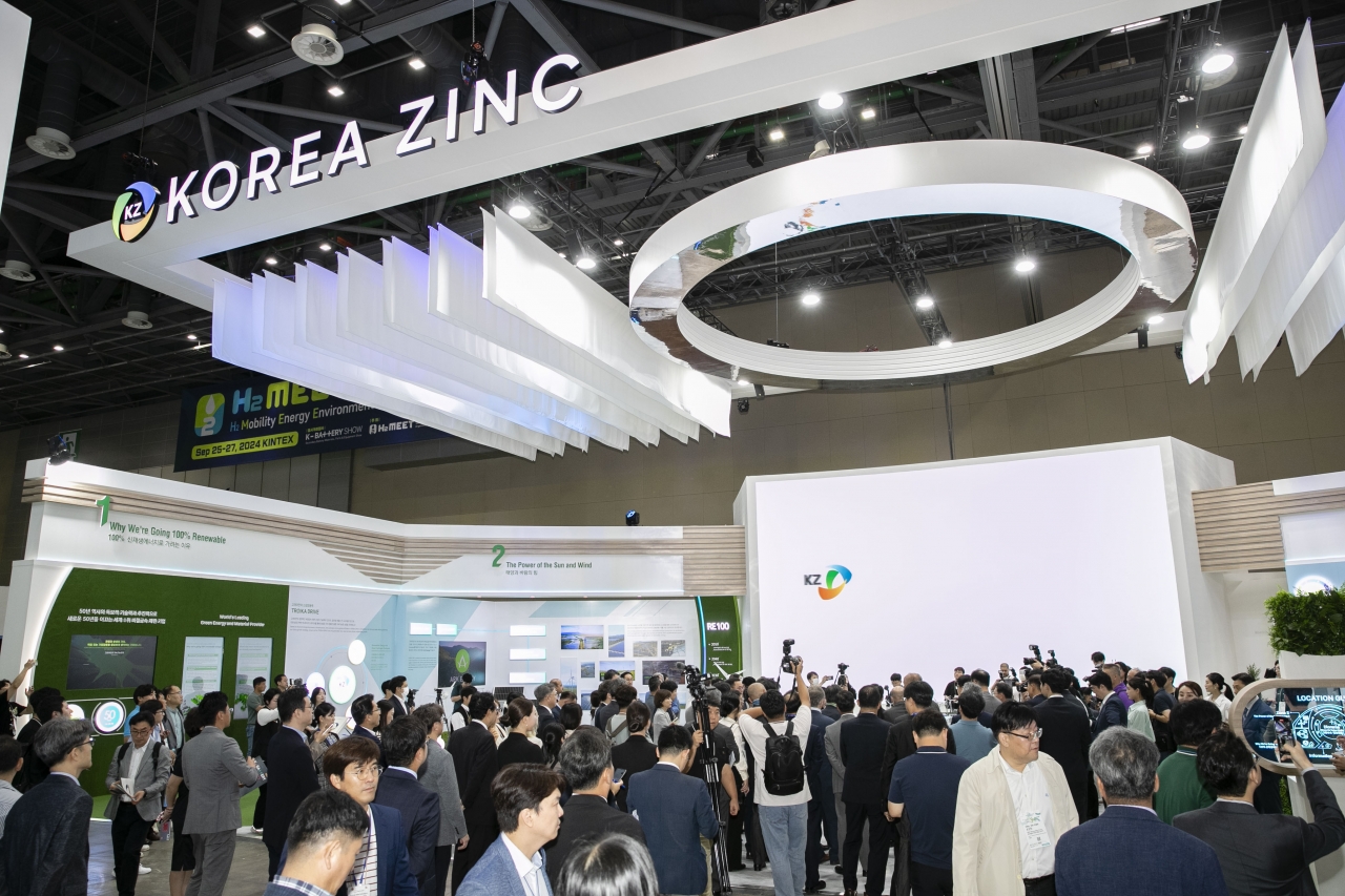 고려아연 2023 H2 MEET 부스 앞에서 고려아연의 박기덕 사장, 강경성 산업부 2차관, 이용우, 이원욱 더불어민주당 의원 등 주요 인사들이 기념 촬영하고 있다.