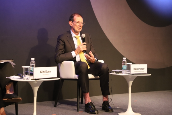 ▲마일즈 프로서 IAI 사무총장이 세계지식포럼에서 강연을 하고 있다.