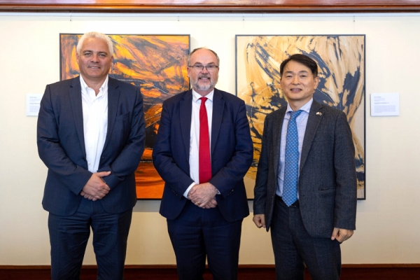 포스코홀딩스가 12일 호주 퍼스에서 프랑스 엔지社와 그린수소 생산사업 개발을 위한 공동조사 합의서에 서명했다. 왼쪽부터 릭 드 뷔세리어 엔지社 호주 대표, 빌 존스턴 서호주 광물장관, 조주익 포스코홀딩스 수소사업팀장.