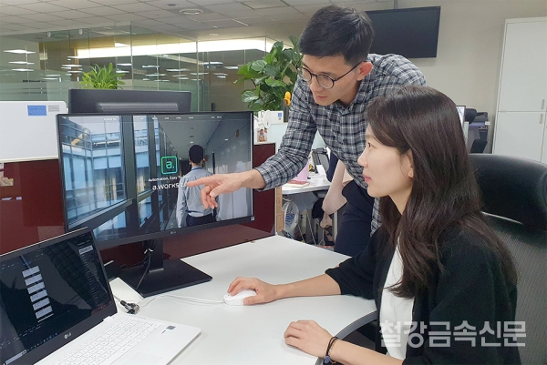 포스코DX 직원들이 자사 RPA솔루션인 A.WORKS를 적용해 업무를 자동으로 처리한 결과를 살펴보고 있다.(사진=포스코)