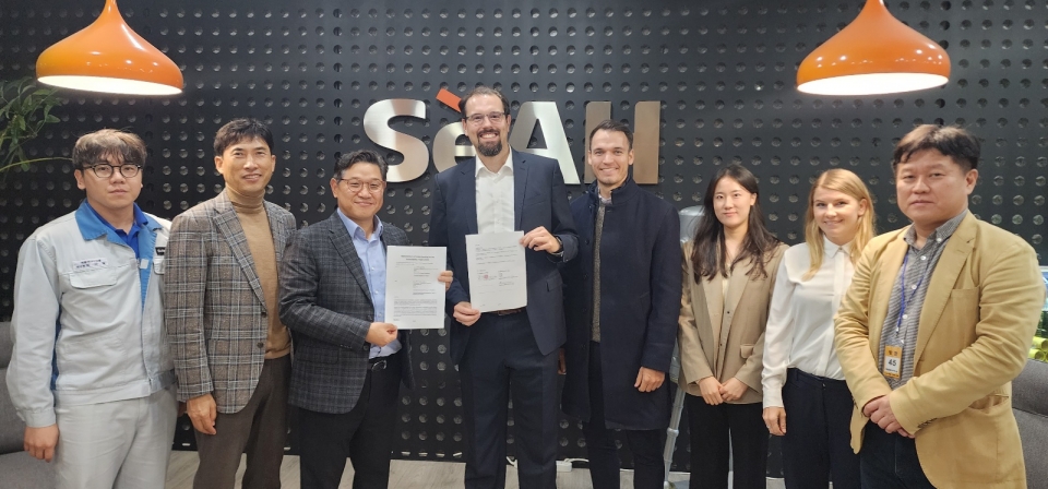 지속가능발전을 위한 협약식을 마치고 세아베스틸 최준식 영업본부장(왼쪽에서 두번째), 홍상범 영업부문장(세번쨰), 셰플러그룹 퓨에츠 마티아스 전략구매장(네번째), 셰플러 아시아 태평양 트렌트 알렉산더 룩스 전략구매 매니저(다섯번째)와 회사 관계자들이 기념사진을 촬영하고 있다.