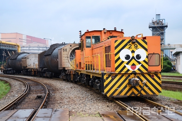 쇳물 운반차량, 일명 '토페토카'.(사진=포스코)