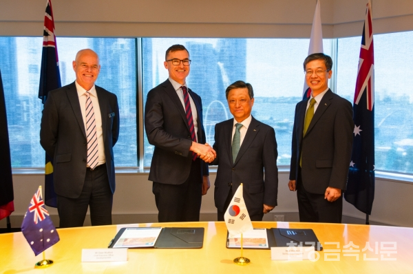 포스코가 서호주 주정부 주요 인사를 만나 HBI 사업 추진을 위한 부지 임대차계약 주요 조건에 합의했다. 사진 왼쪽부터 딘 머드포드(Dean Mudford) 서호주 개발청장, 존 캐리(John Carey) 서호주 주정부 국토부 장관, 김학동 포스코 대표이사 부회장, 서지원 포스코 원료1실장.(사진=포스코)