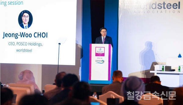 최정우 포스코그룹 회장이 5일 아부다비에서 열린 세계철강협회 주관 ‘혁신기술 컨퍼런스’에서 기조연설을 하고 있다.(사진=포스코)