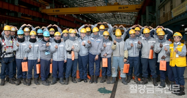 한화오션 거제사업장장 정인섭 사장(왼쪽에서 일곱번째)이 현장을 직접 방문해 외국인 동료들에게 방한용품을 지급하는 행사를 가졌다.(사진=한화오션)