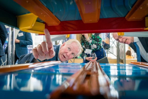 WorldAutoSteel의 기술 이사인 George Coates(왼쪽)와 WorldAutoSteel의 이사인 Cees ten Broek(오른쪽)가 Steel E-Motive 스케일 본체 구조를 살펴보고 있다. (출처=WorldAutoSteel)