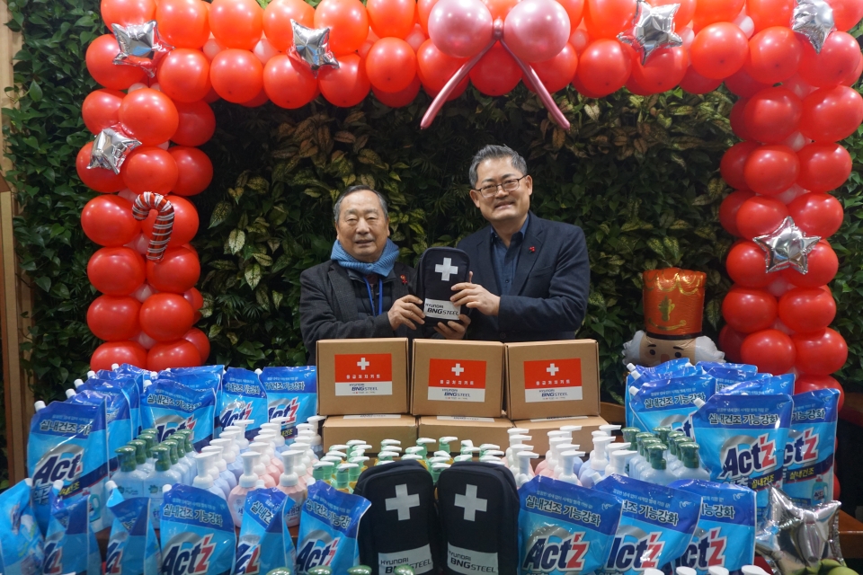 12월 20일 현대비앤지스틸 최윤종 재경부문장(오른쪽)과 상록보육원 부청하 원장(왼쪽)이 전달식 기념촬영을 하고 있다.