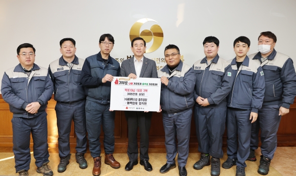 세아특수강 충주공장의 ‘이웃돕기 백미 기탁’ 기념촬영. (사진=세아특수강)