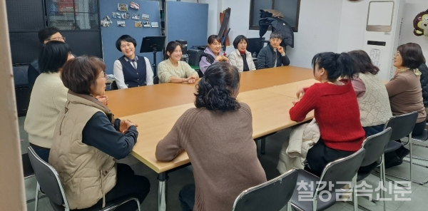 광양제철소 전래놀이 문화 재능봉사단이 전남 신체장애인복지회 광양지부를 방문하고 복지시설 후원회원들과 함께 소통 간담회를 실시하고 있다.(사진=포스코)