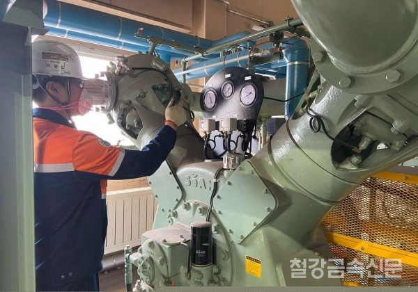 포항제철소 직원들이 설 연휴 대비 취약 설비 점검 활동을 진행하고 있다. 포스코 제공.