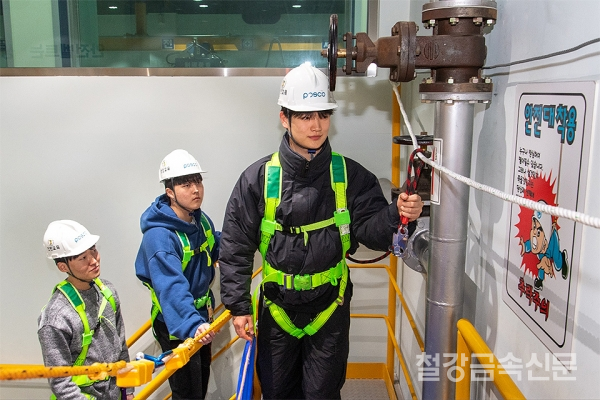 광양제철소가 인턴사원에게 안전실습교육을 진행하고 있다. 포스코 제공.