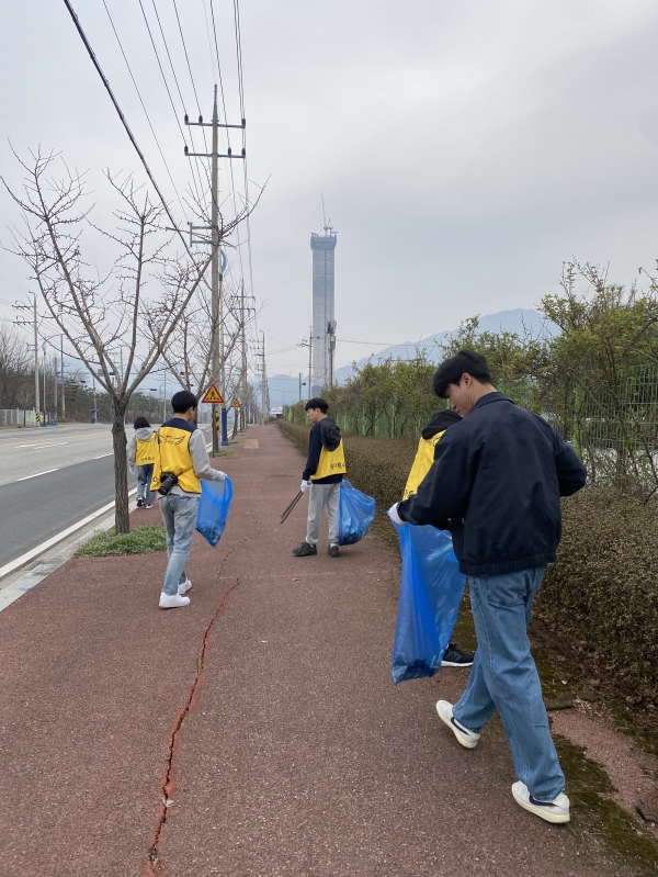 세아특수강 스마일봉사단의 ‘산업단지 환경정화’ 활동. (사진=세아특수강)