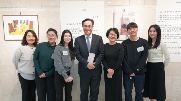 사단법인 아동복지실천회 ‘세움’에서 주최한 전시 ‘화양연화; 어둠속에서 피어나다’ 현장에 김기준 고려아연 지속가능경영본부장(정중앙)이 응원차 방문해 기념사진을 촬영하고 있다.