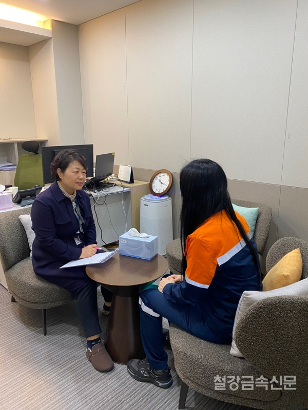 포항제철소 마음챙김센터 휴(休)를 방문한 직원이 상담사와 이야기를 나누고 있다. 포스코 제공.