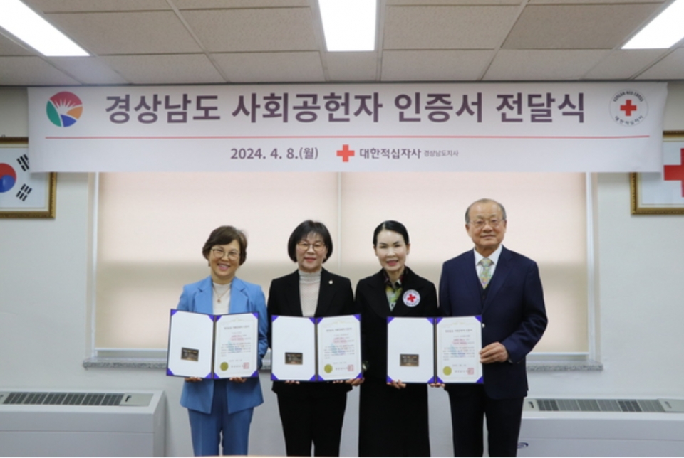 왼쪽에서 두 번째 성호특수강 박정숙 대표