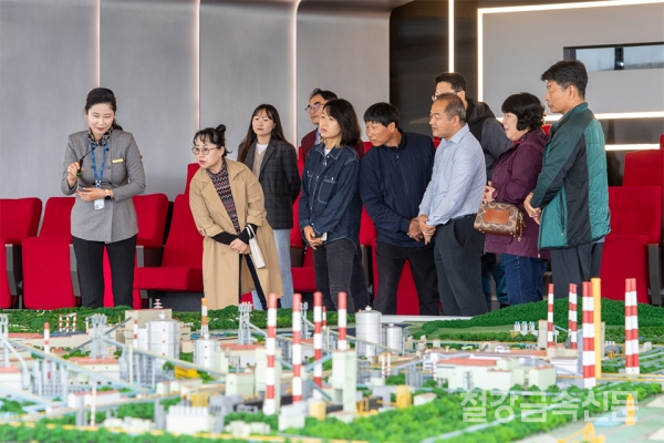 육영서 광양제철소 철강해설사가 수어와 모형대를 활용해 광양제철소의 철강생산공정에 대해 설명하고 있다. 포스코 제공.