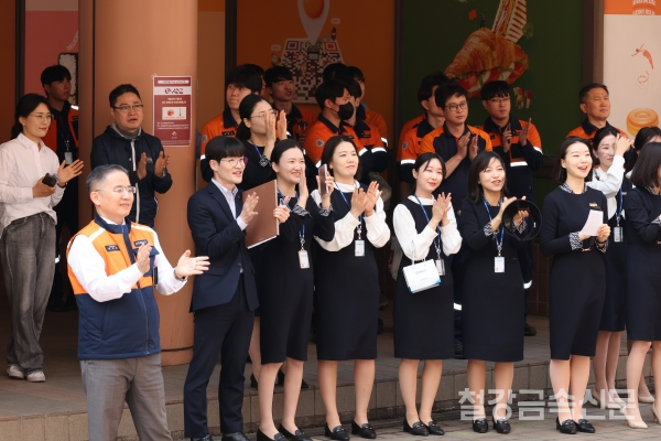 포항제철소 직원들이 즐거운 표정으로 공연을 관람하고 있다. 포스코 제공.