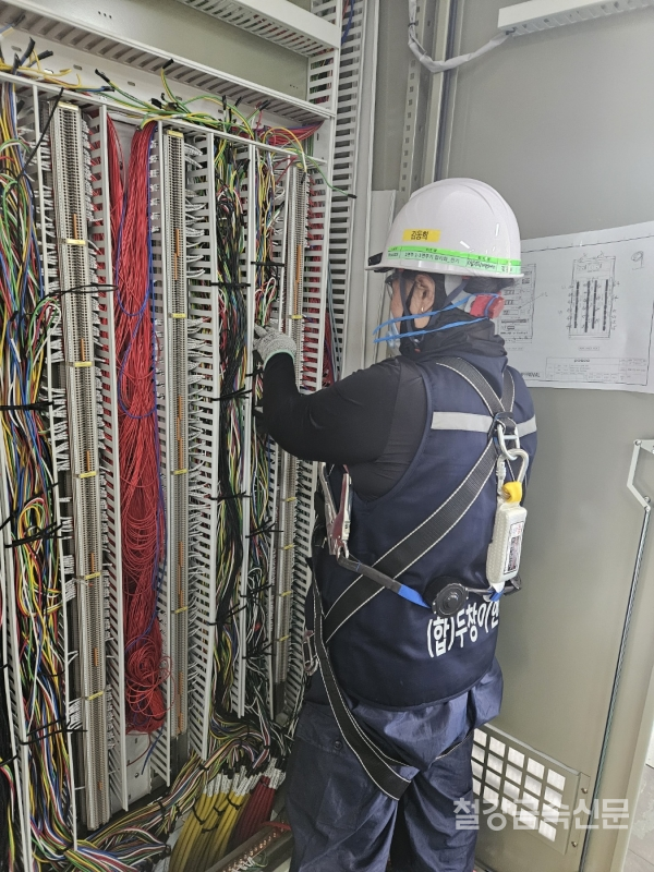 포항지역 여성 케이블 결선공 양성 과정1기 교육 수료생이 포항제철소 공사 현장에 투입되어 결선공 업무를 수행하고 있다. 포스코 제공.